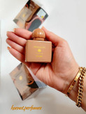 عطر آمواج گایدنس ۳۰ میل شیشه اصلی از ارتمیوس تلفیقی از فندق و وانیل به شدت گیرا و جذابر