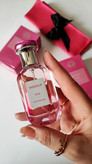 عطر موصوف وردی 25 میل زنانه ودخترانه جوان پسند با رایحه شیرین و خنک انگور و عود و شکلات