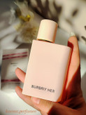 عطر باربری هر الکسیر 50 میل از لاکچری آکوا زنانه گرم و شیرین و میوه ای بوی شیک توتفرنگی