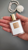 عطر زنانه بای کیلیان گودگرل گان بد حجم 25میل برندکالکشن طبع خنک رایحه گلی
