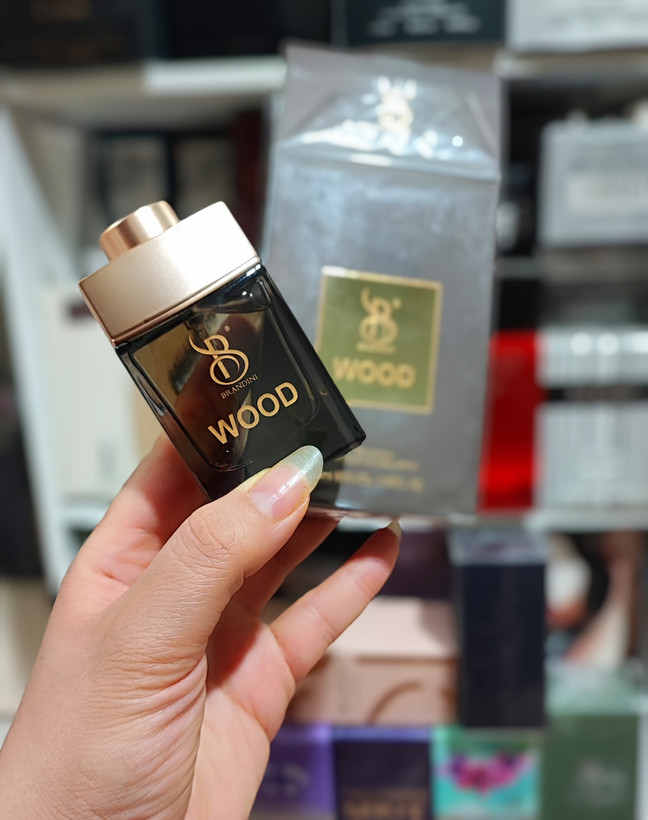 عطر مردانه بولگاری من وود اسنس حجم 33میل برندینی طبع خنک ،رایحه چوبی مرکباتی