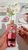 عطر باربری هر صورتی حجم 30 میل ،طبع معتدل و خنک رایحه گلی میوه ای از کمپانی کریستوفرگلد